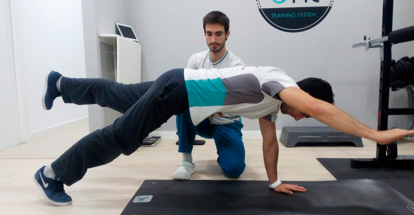 Ejercicio Superman sobre palma y pie